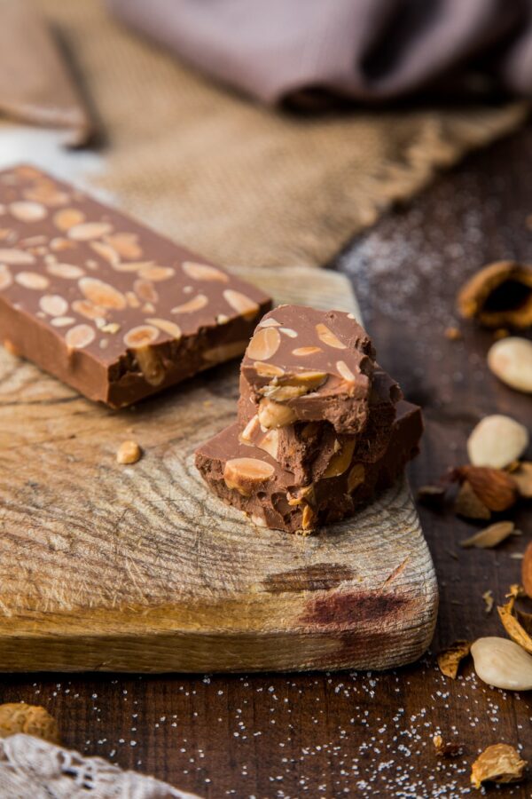 Turrón de Chocolate con Almendras 300g