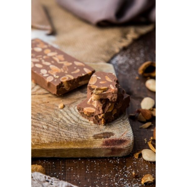 Turrón de chocolate cortado